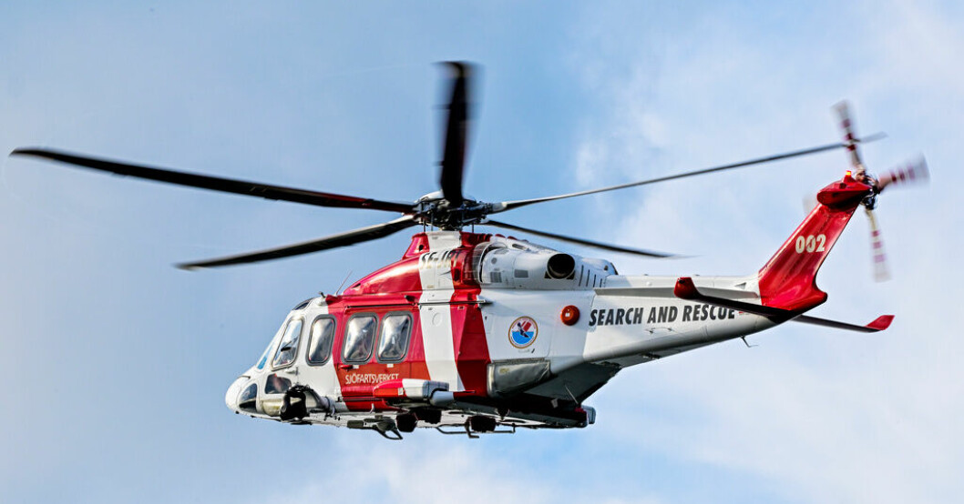 Flera båtar och en helikopter deltog i sökandet. Arkivbild. Två döda efter flygkrasch i havet