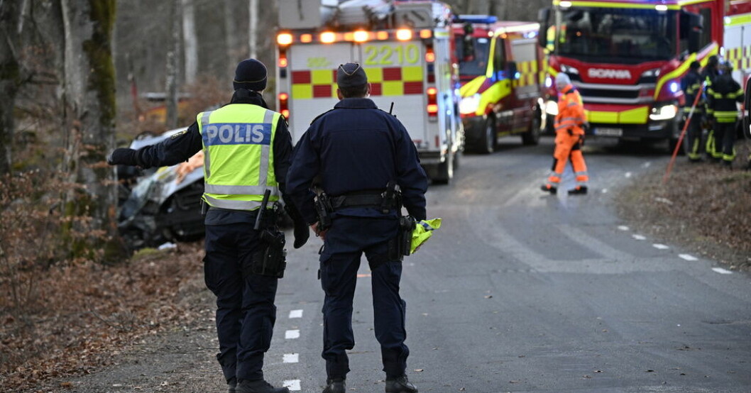 Flera personer blev fastklämda efter att en personbil med sju personer kört in i ett träd på väg 2004 sydost om Hässleholm på söndagen. Flera brottsmisstankar efter pojkes död