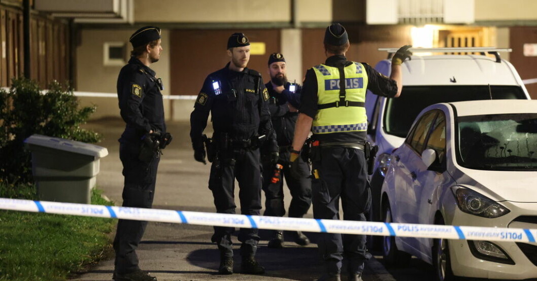 Flera personer larmade om skottlossningen som inträffade i ett bostadsområde i Rågsved i södra Stockholm. Dödsskjutning kopplas till kriminella nätverk