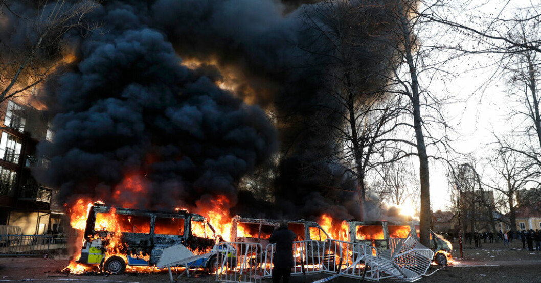 Flera polisbussar sattes i brand vid kravallerna i Sveaparken i Örebro förra året. Arkivbild. HD sänker straff efter påskupplopp
