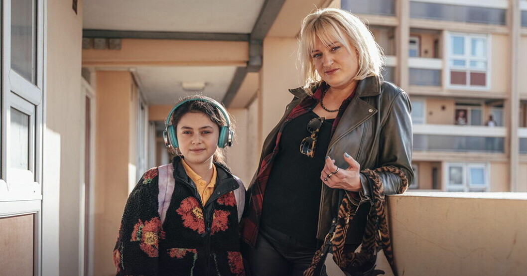 Fleur Tashjian och Daisy May Cooper spelar dotter och mor i HBO-serien "Rain dogs". Pressbild. Tv-serie om Fattig-England: "allt är emot dig"