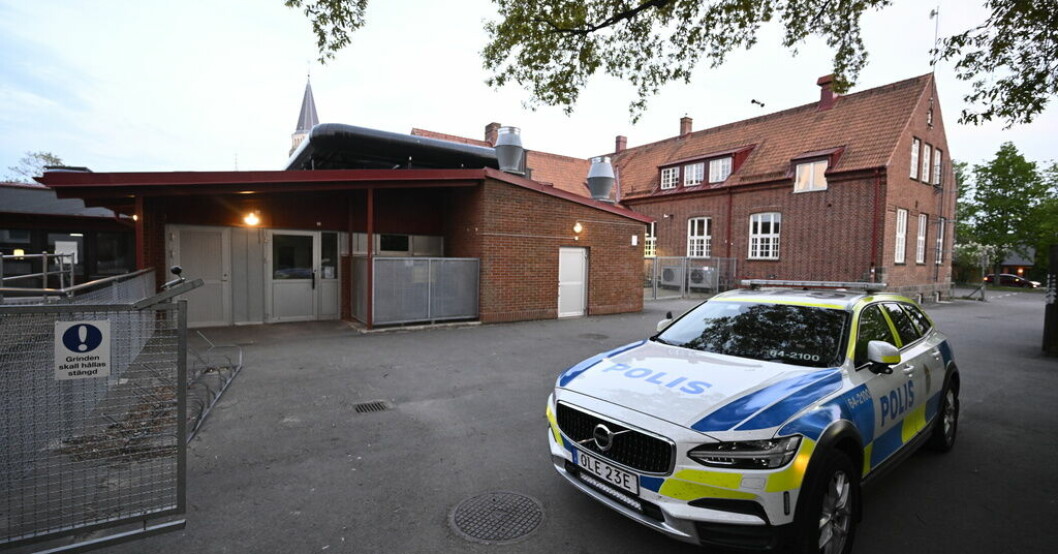 Flicka död efter fall från skoltak – kristeam inkopplat