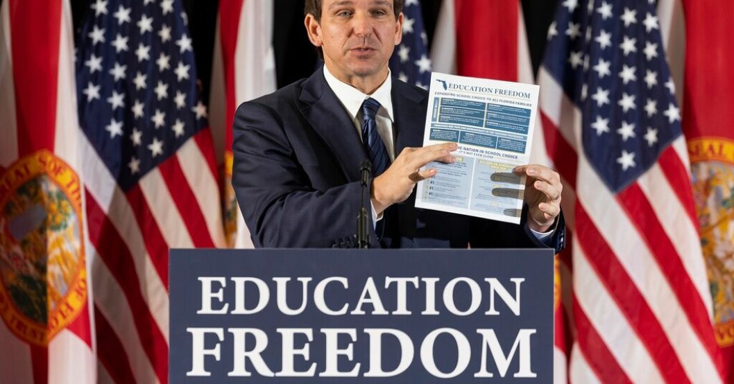 Floridas guvernör Ron DeSantis på en presskonferens på Christopher Columbus High School i Miami. Arkivbild. DeSantis fortsätter korståget åt höger