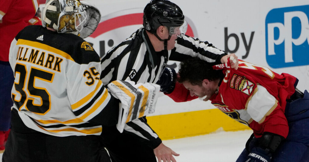 Floridas Matthew Tkachuk och Bostons svenske målvakt Linus Ullmark pucklade på varandra på isen i tredje perioden i det fjärde åttondelsfinalmötet mellan lagen. Ullmark i slagsmål när Boston vann igen