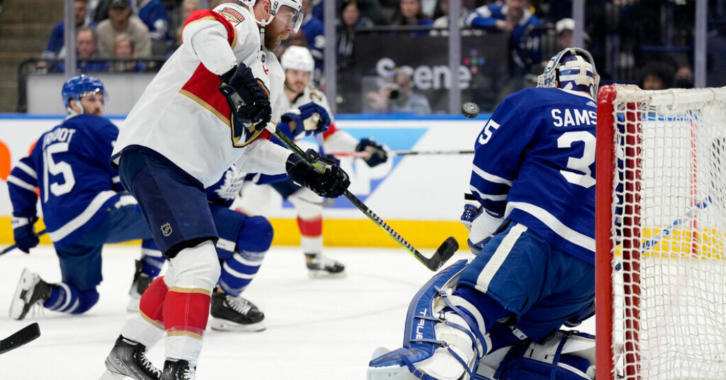 Floridas vänsterforward Matthew Tkachuk försöker ta en retur efter en räddning av Torontos målvakt Ilja Samsonov. Florida slog Toronto i Stanley Cup-kvart