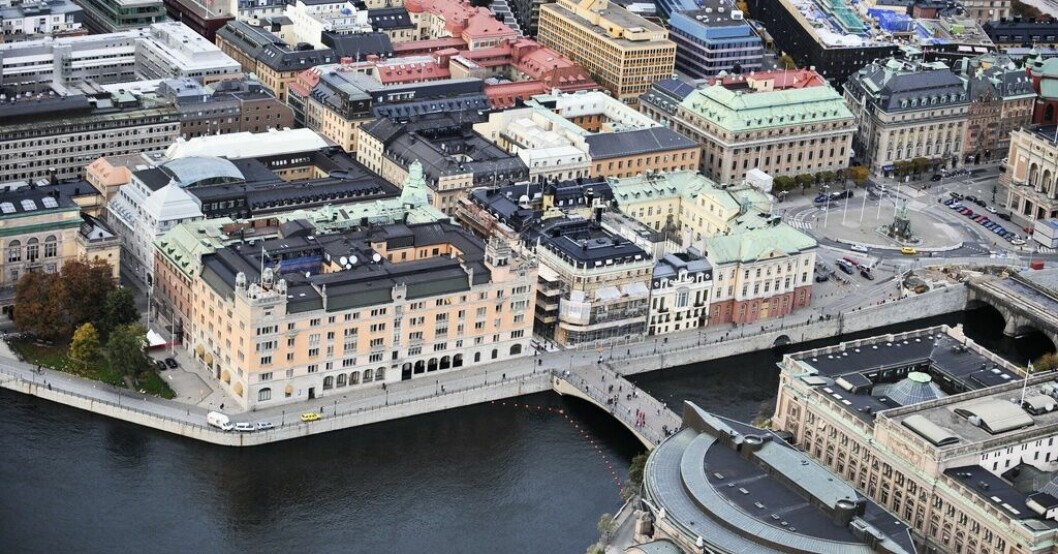 Flygbild över Rosenbad, Sagerska huset och UD i Stockholm. Arkivbild. Terrorexpert om hoten: Ljuset är på Sverige