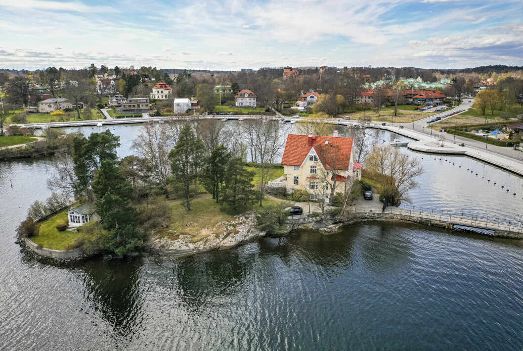 Flygfoto över Björn Ulvaeus villa Vågaskär i Djursholm, Danderyd år 2021. Nu bor han i en lyxig våning på Östermalm. Flygfoto över Björn Ulvaeus villa Vågaskär i Djursholm, Danderyd år 2021. Nu bor han i en lyxig våning på Östermalm.