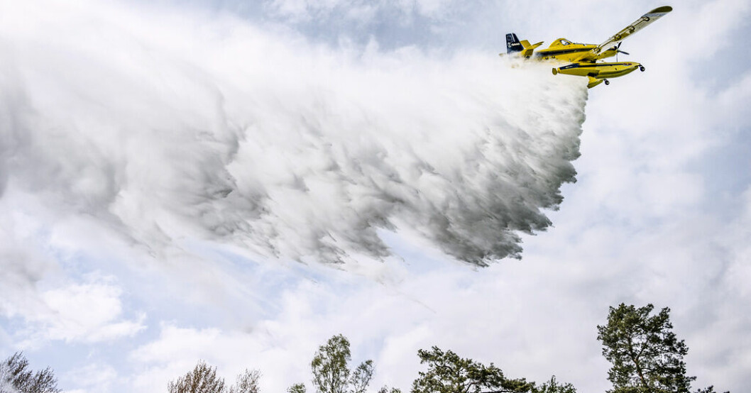 Flygplan från MSB har deltagit i släckningsarbetet under dagen. Arkivbild. Svårsläckt skogsbrand inringad – väder oroar
