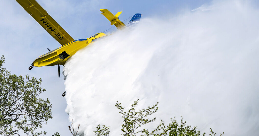 Flygplan ska vattenbomba en skogsbrand utanför Ulricehamn. Arkivbild. Svårsläckt skogsbrand utanför Ulricehamn