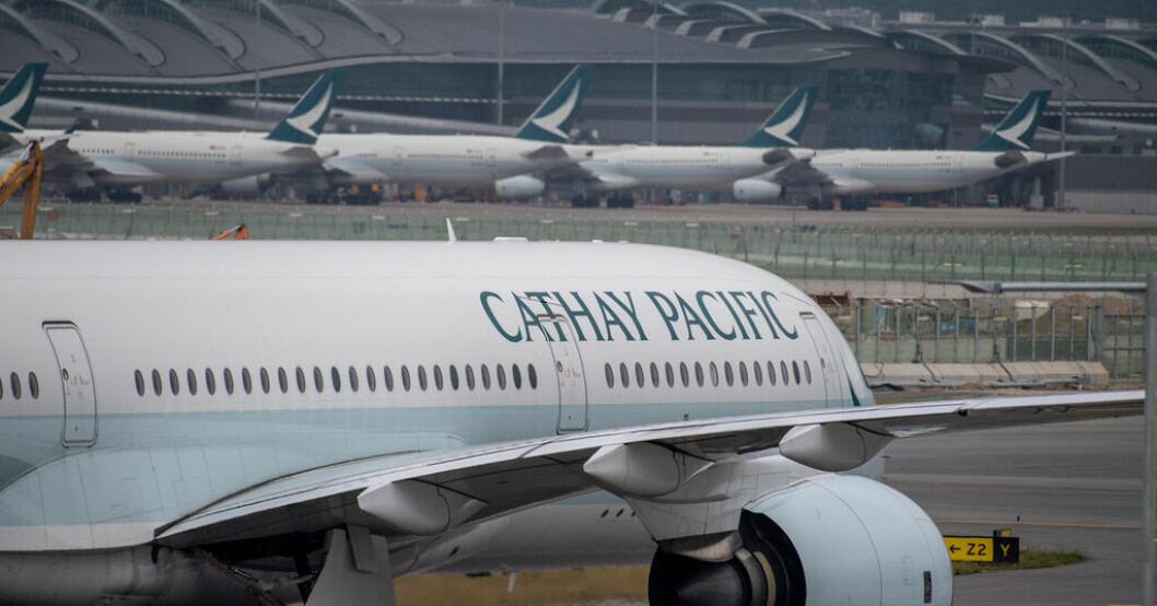 Flygplan tillhörande Cathay Pacific vid Hongkongs internationella flygplats. Arkivbild. Cathay Pacific vänder till vinst