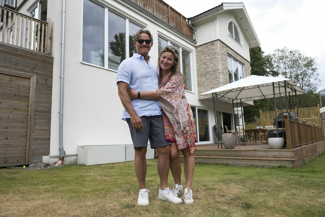 Folkkära paret Lotta Engberg och Mikael Sandström utanför den gemensamma villan i Mölnlycke utanför Göteborg. Folkkära paret Lotta Engberg och Mikael Sandström utanför den gemensamma villan i Mölnlycke utanför Göteborg.