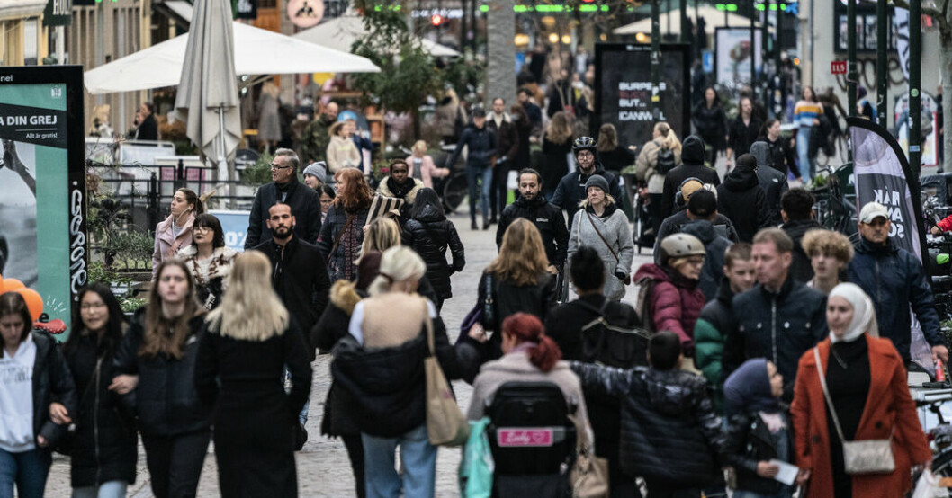 Folkliv mellan butikerna på gågatan Södra Förstadsgatan i centrala Malmö. Arkivbild. Rapport: Mer ensamhet och oro i Skåne