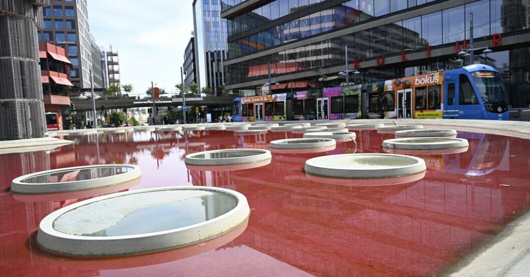 Fontänen vid Sergels torg i Stockholm fylldes på fredagsmorgonen med låtsasblod i protest mot regeringens klimatpolitik. Fontäner färgades blodröda i klimatprotest