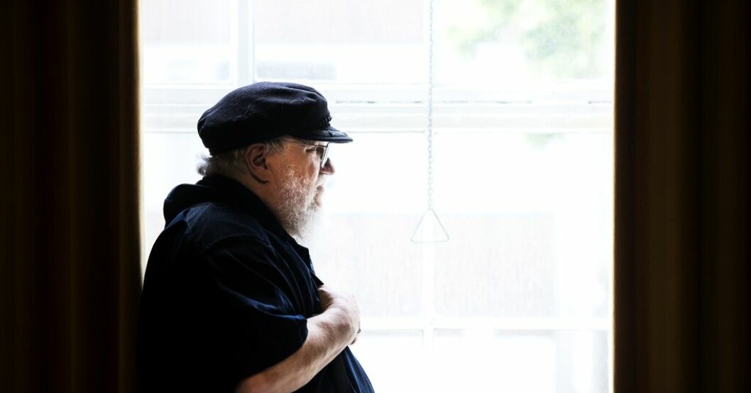 Författaren George RR Martin väntar på att manusförfattarna i Hollywood ska sluta strejka. De har "Game of thrones"-författarens fulla stöd. Arkivbild Nya "Game of thrones"-serien pausas