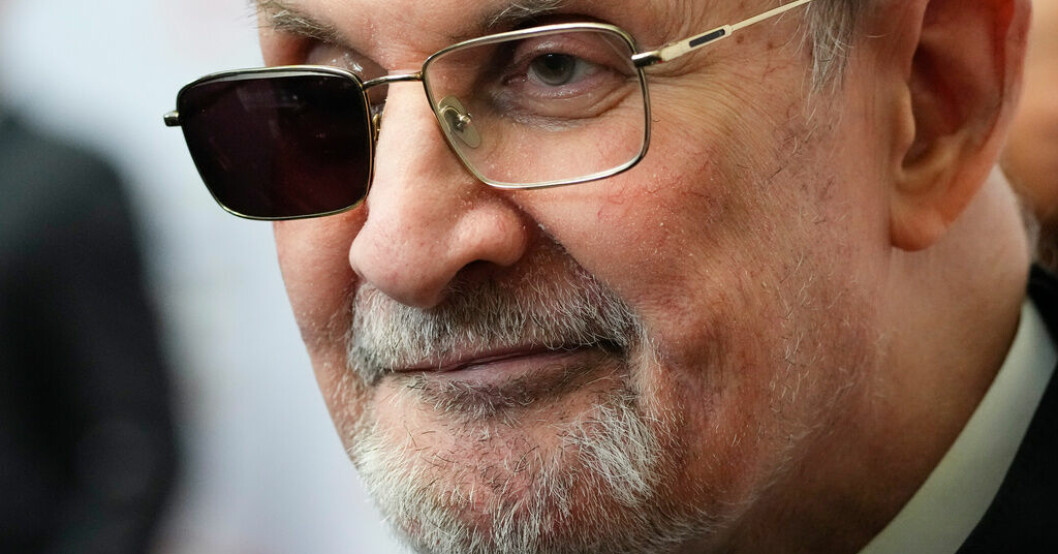 Författaren Salman Rushdie tar emot Pen-pris för århundradets mod i New York. Rushdie tar emot pris på Pen-gala