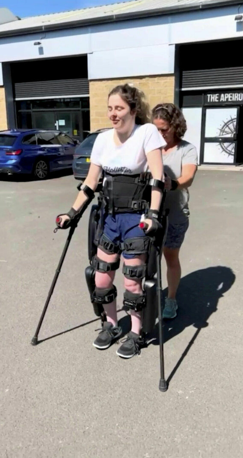 Jennifer kan stå på egen hand sedan i maj, men hon kan även gå med hjälp av ett slags robottskelett. Med hjälp av ett robotskelett kan Jennifer gå.