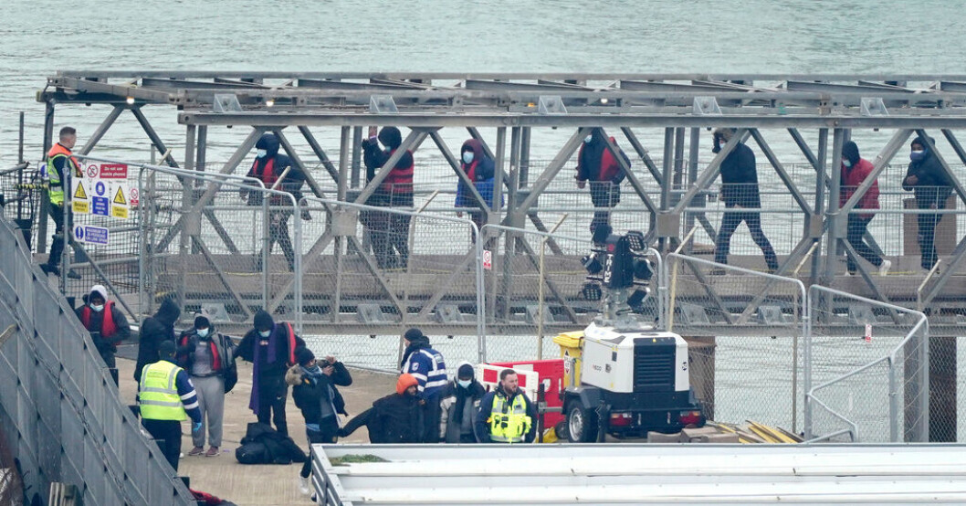 Förmodade migranter tas i land i brittiska Dover, efter att ha blivit upplockade ur en liten båt till havs av den brittiska kustbevakningen. Bilden togs under måndagen. Brittiskt migrantbeslut "tänjer på lagen"