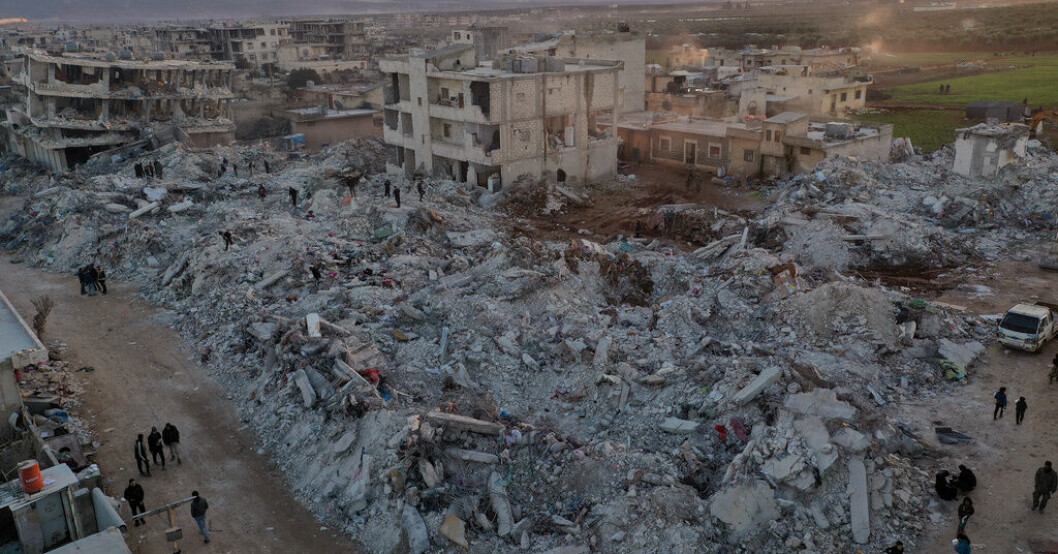 Förödelse efter jordbävningen i staden Jinderis i norra Syrien. Sverige ger 80 miljoner i stöd till Syrien