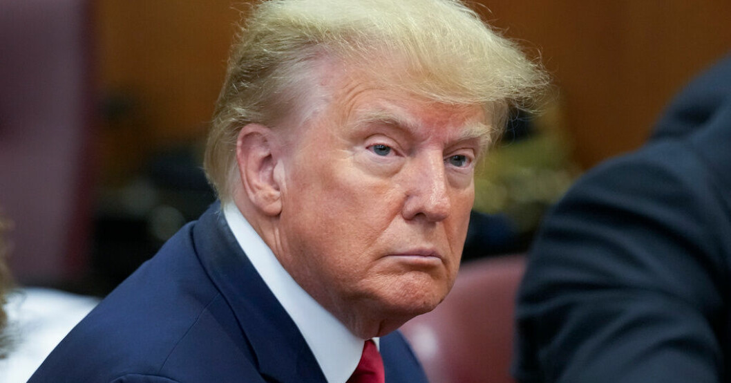 Förre presidenten Donald Trump i rättssalen. Trump nekar till samtliga 34 åtalspunkter