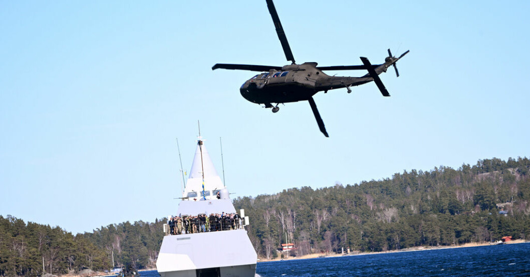 Försvarets Helikopter 16, även känd som Blackhawk, flyger över korvetten HMS Härnösand med bland andra USA:s försvarsminister Lloyd Austin och ÖB Micael Bydén ombord. USA vill se Sverige i Nato före sommaren
