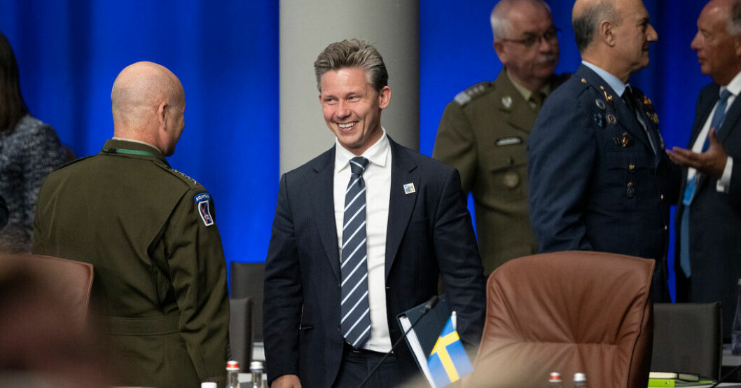 Försvarsminister Pål Jonson pratar med SACEUR general Christopher G Cavoli på Natos toppmöte. Ukrainska piloter kan få träna i Sverige