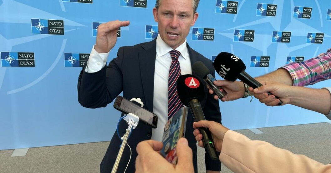 Försvarsminister Pål Jonson talar med reportrar i samband med Natomötet i Bryssel på fredagen. Procenten ska upp i Nato