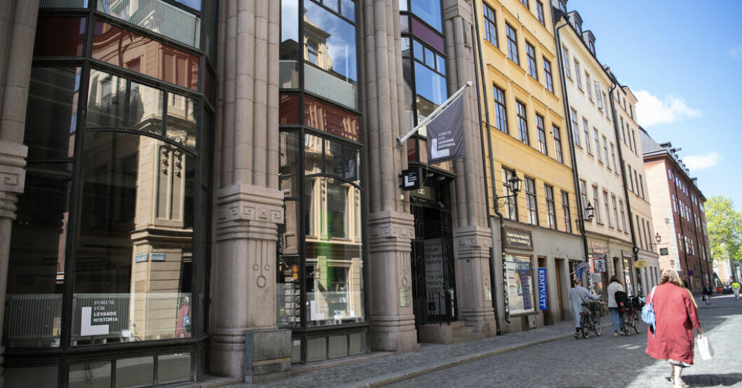 Forum för levande historia i Stockholm. Arkivbild. Utställning om romers historia under Förintelsen