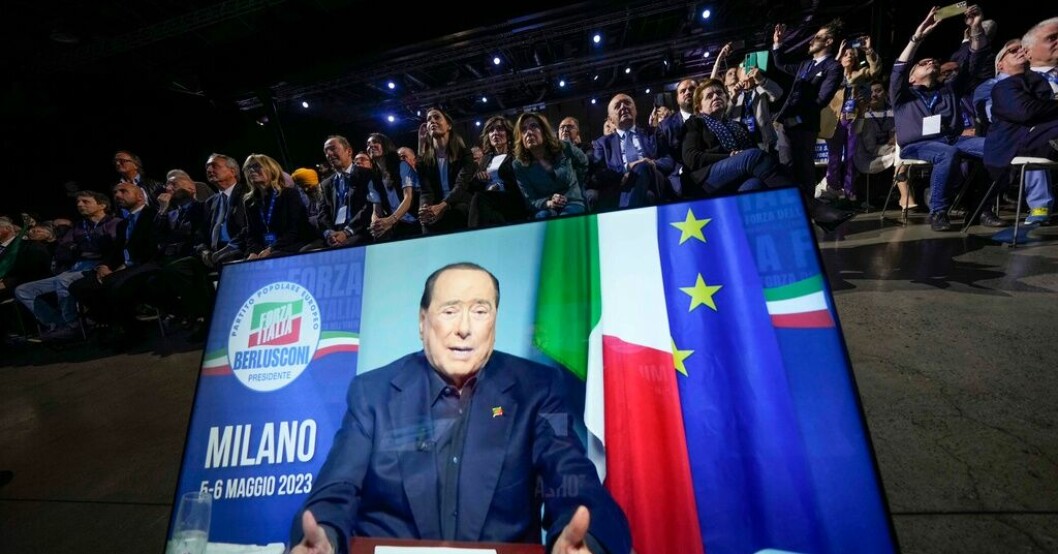 Forza Italias ledare Silvio Berlusconi höll tal till partimedlemmarna från sjukhuset. Berlusconi hälsar partikamrater från sjukhuset