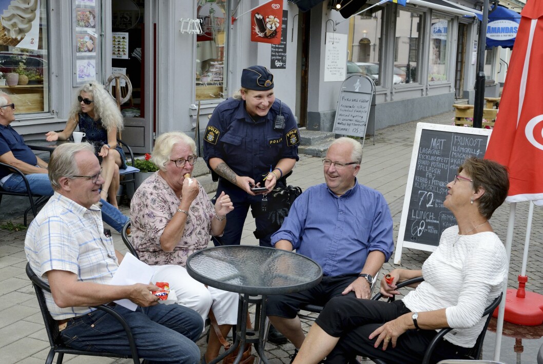 Jenny Svenningsson är polis i Halmstad och älskar sitt jobb och sina kolleger. Jenny Svenningsson är polis i Halmstad och älskar sitt jobb och sina kolleger.