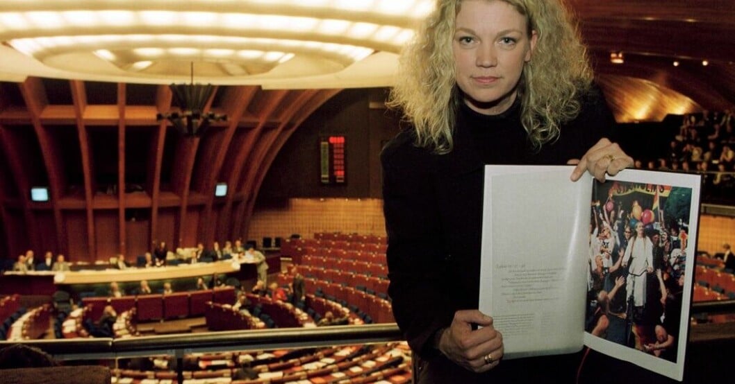 Fotografen Elisabeth Ohlson på plats i EU-parlamentet 1999 då hennes "Ecce homo"-utställning stoppades från att visas i Strasbourg. Arkivbild. Efter 24 år: "Ecce homo" visas i EU