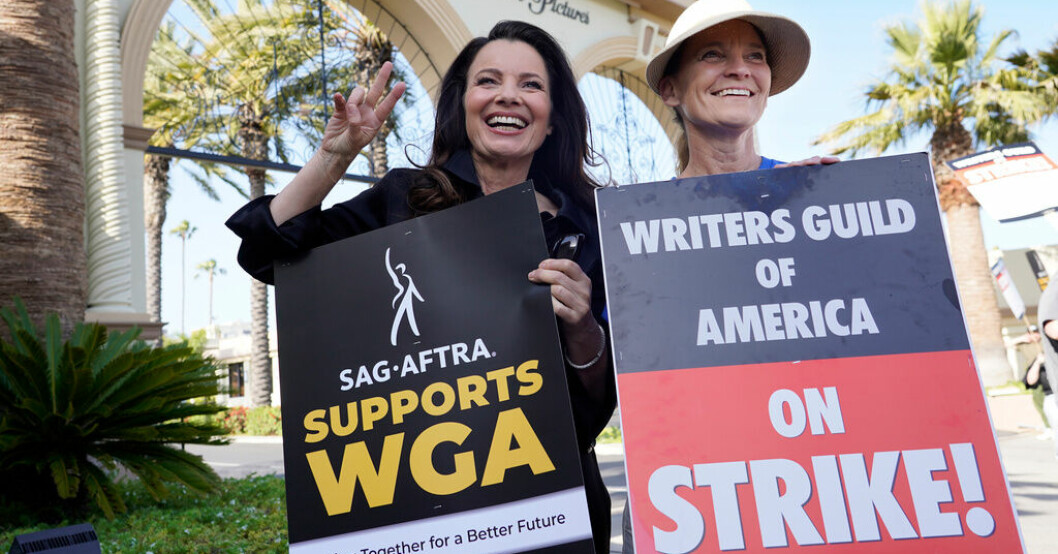 Fran Drescher från SAG-AFTRA och Meredith Stiehm från Writers Guild of America West under de sistnämndas strejk. Arkivbild. Amerikanska skådespelare förbereder för strejk
