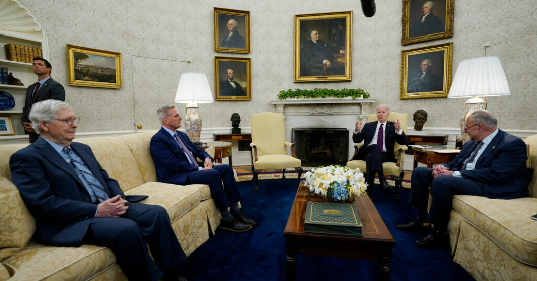 Från vänster: senatens minoritetsledare Mitch McConnel, representanthusets talman Kevin McCarthy, presidenten Joe Biden och senatens majoritetsledare Chuck Schumer under mötet i Ovala rummet i Vita huset. Inget genombrott i möte om USA:s skuldtak