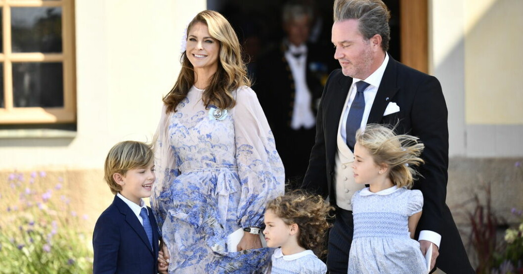Från vänster prins Nicolas, prinsessan Madeleine, prinsessan Adrienne, herr Christopher O'Neill och prinsessan Leonore på besök i Sverige i samband med prins Julians dop i Drottningholms slottskyrka i augusti 2021. Prinsessan Madeleine flyttar hem med familjen