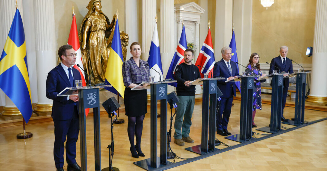 Från vänster Sveriges statsminister Ulf Kristersson, Danmarks statsminister Mette Frederiksen, Ukrainas president Volodymyr Zelenskyj, Finlands president Sauli Niinistö, Islands statsminister Katrín Jakobsdóttir och Norges statsminister Jonas Gahr Støre på en gemensam pressträff i Helsingfors. Zelenskyj bad nordiska ledare om mer stöd