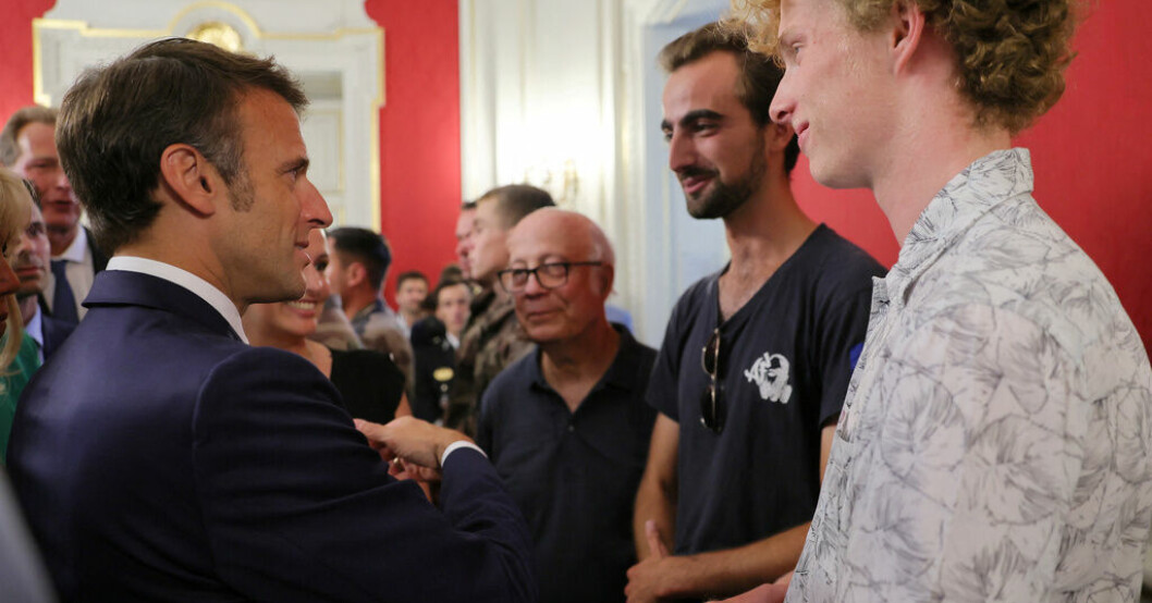 Frankrikes president Emmanuel Macron besökte Annecy dagen efter knivdåden då en man knivhögg fyra barn och två vuxna. Macron träffade också Henri, nummer två från höger, som svingade sin ryggsäck mot angriparen och sannolikt avvärjde fortsatta attacker. Nederländsk flicka utom fara efter Annecydådet