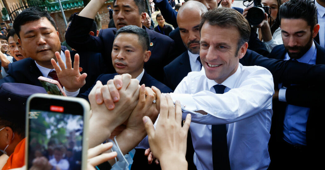 Frankrikes president Emmanuel Macron glatt välkomnad vid sitt besök på ett universitet i Kanton på långfredagen. Arkivfoto. Högerkritik i Kinadebatt: Macron skadar Europa