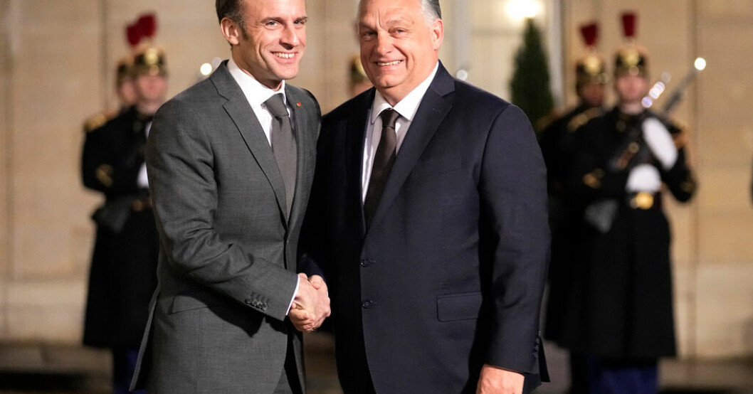 Frankrikes president Emmanuel Macron och Ungerns premiärminister Viktor Orbán i Elyséepalatset i Paris i mars. Arkivbild. Orbán gillar Macrons Kinakommentar