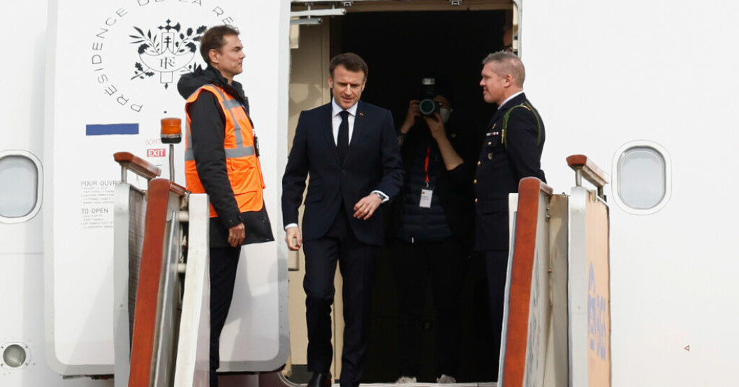 Frankrikes president Emmanuel Macron stiger av planet i Peking. Macron: Kina kan spela viktig roll för fred