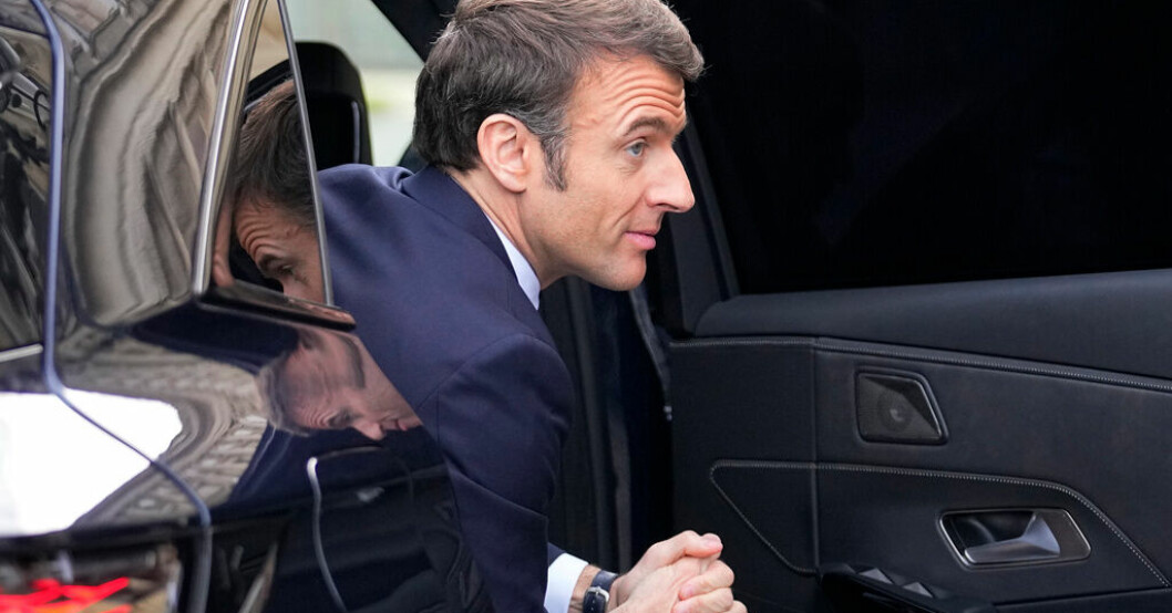 Frankrikes president Emmanuel Macron tar till kraftmedel för att få igenom pensionslagen. Macron utmanar med maktens medel