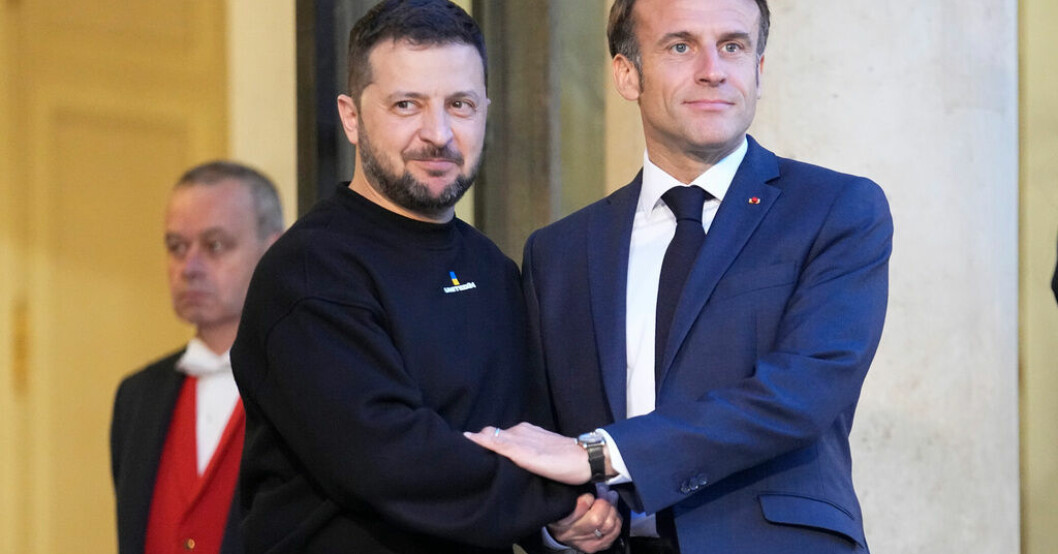 Frankrikes President Emmanuel Macron välkomnade Ukrainas president Volodymyr Zelenskyj vid Élyséepalatset i Paris på söndagen. Nya vapenleveranser till Ukraina