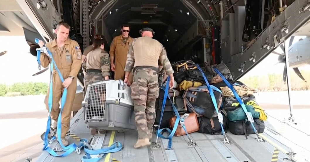 Fransk militär lastar ett flygplan under en evakuering av franska medborgare i Khartum i söndags. Konvoj genom Khartum – så evakuerades svenskarna