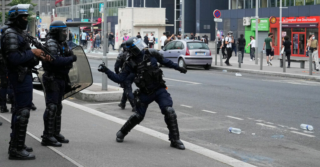 Fransk polis skjuter tårgas mot demonstranter i Polisförorten Nanterre som genomför en protestmarsch för att hedra den 17-åring som sköts ihjäl i av en polis i tisdags. Flera demonstranter har också angripit polisen. Polis som sköt ihjäl tonåring gripen