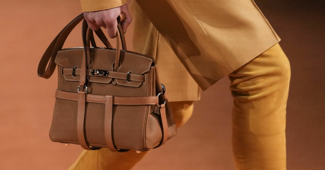 Franska Hermès är ett av flera bolag vars aktie backar markant. Arkivbild. Kursfall för lyxaktier