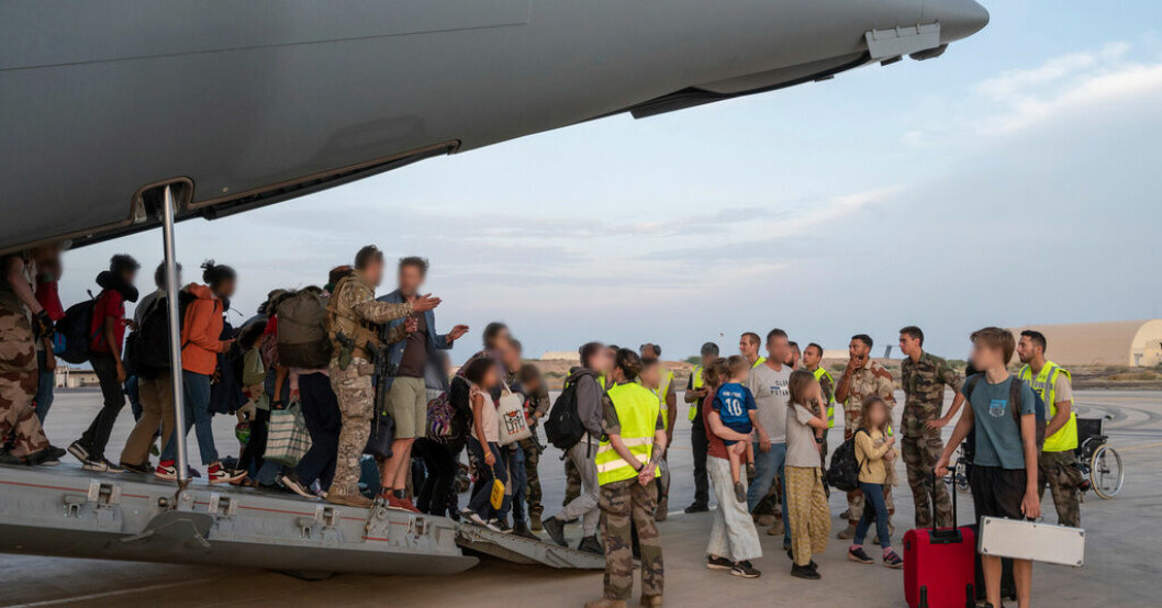 Fransmän som befunnit sig i Sudan evakuerades till Djibouti av franska soldater på söndagen. Finland avslutar evakuering från Sudan