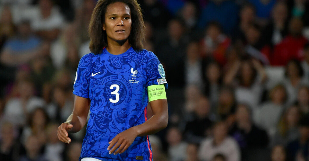 Fransyskan Wendie Renard under EM i fjol. Nu hoppas hon på VM-spel efter att förbundskaptenen fått gå. Franska stjärnan öppnar för comeback