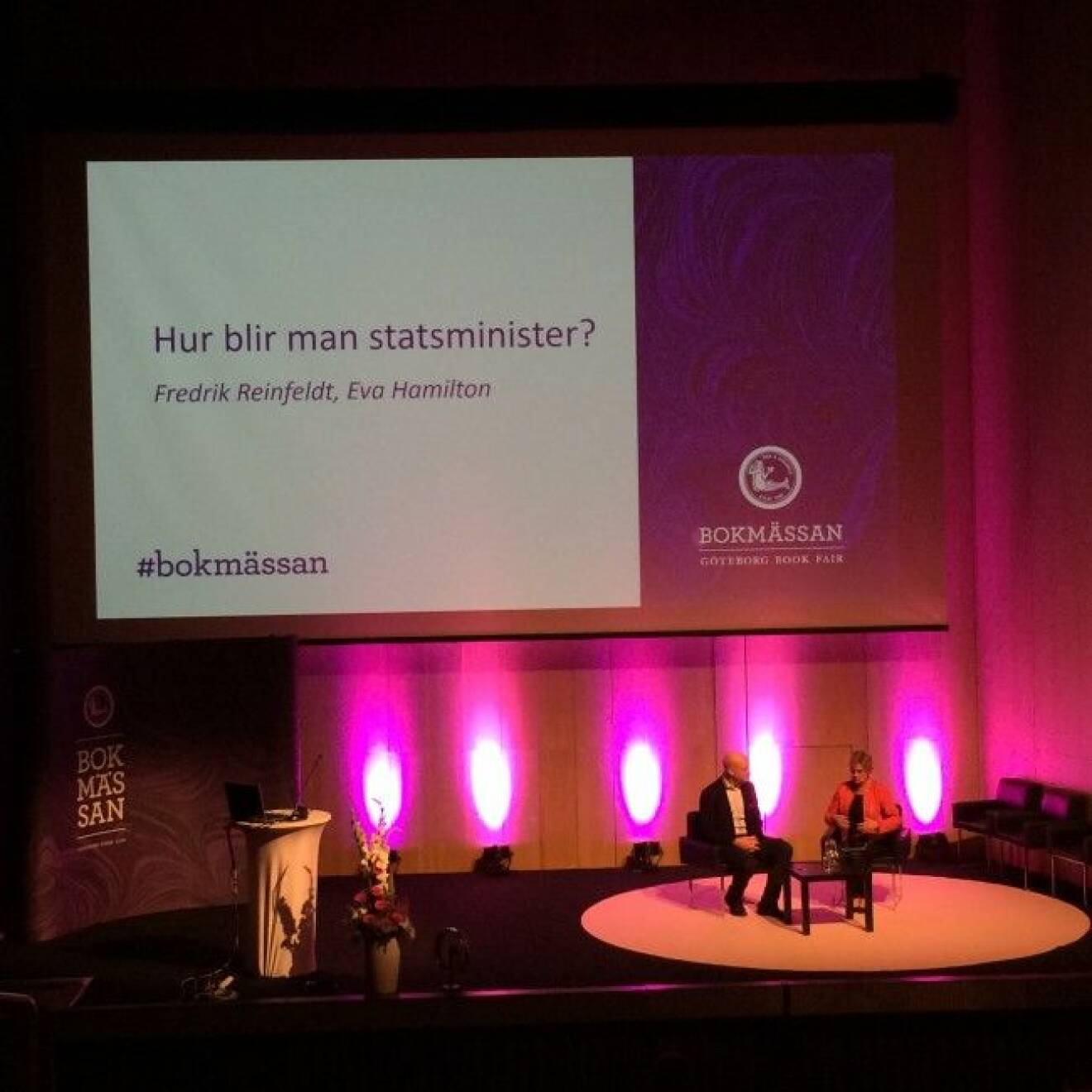 På Bokmässan i Göteborg pratar Fredrik Reinfeldt och Eva Hamilton om den före detta statsministerns politiska gärning. Foto: Hänt