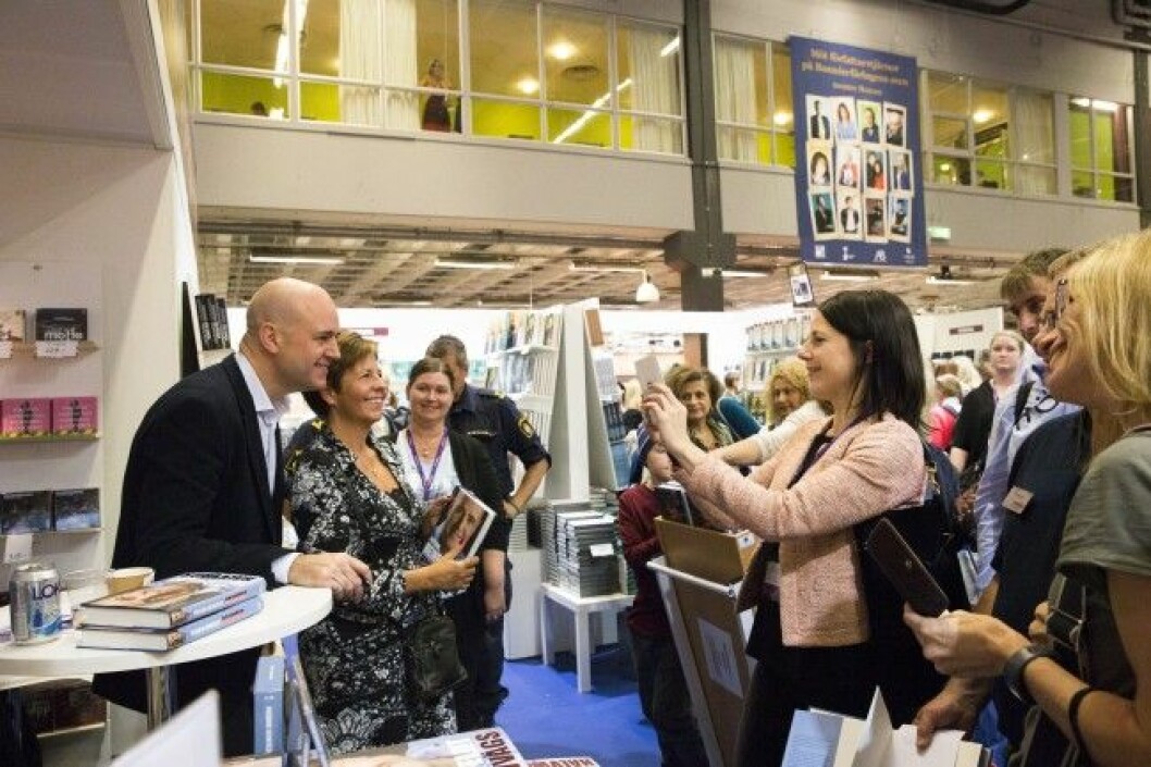 Selfie! Kön ringlade sig lång med beundrare som både ville få boken signerad och sin bild med Fredrik Reinfeldt förevigad. Roberta Alenius hjälpte gärna till. Foto: Malin Bondeson Selfie! Kön ringlade sig lång för att både få boken signerad och sin bild med Fredrik Reinfeldt förevigad. Roberta Alenius hjälpte gärna till. Foto: Malin Bondeson