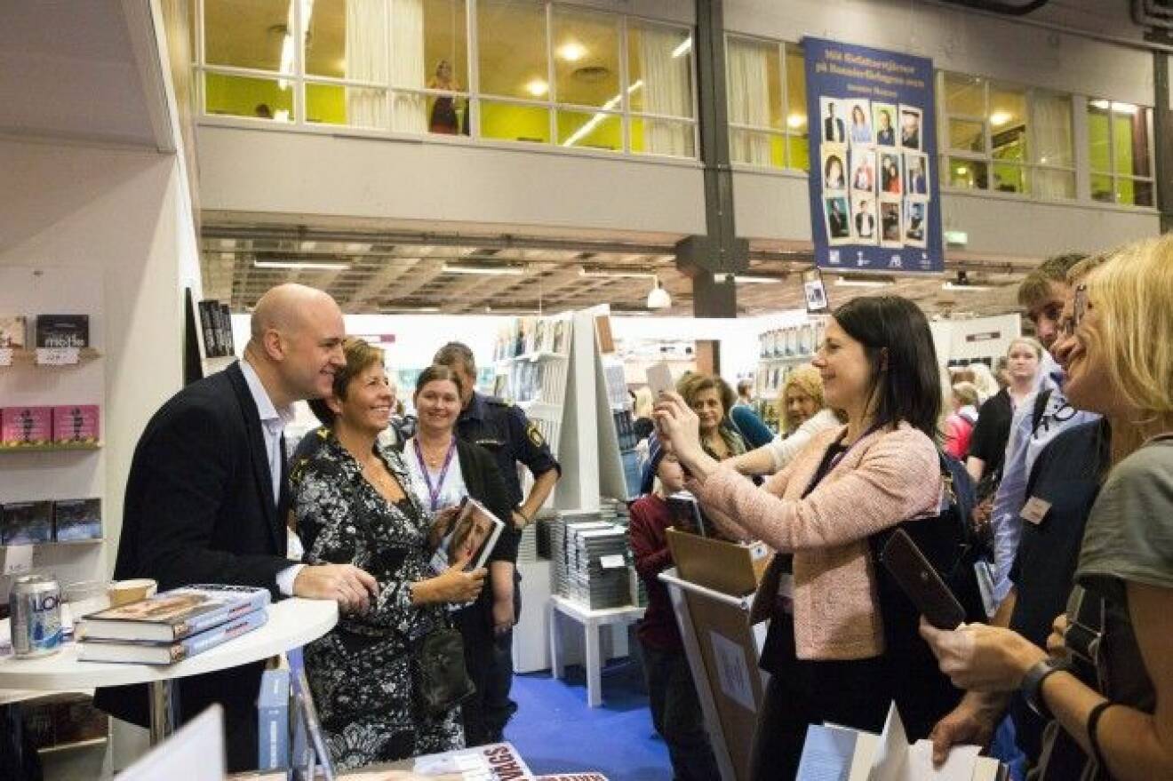 Selfie! Kön ringlade sig lång för att både få boken signerad och sin bild med Fredrik Reinfeldt förevigad. Roberta Alenius hjälpte gärna till. Foto: Malin Bondeson