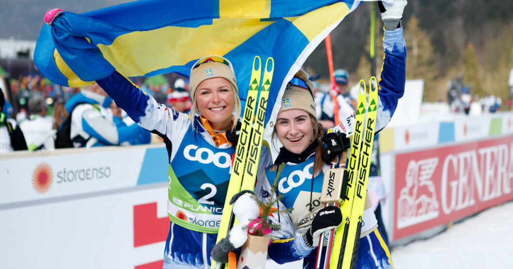 Frida Karlsson och Ebba Andersson efter skiathlonloppet. Alla VM-lopp med flera svenska medaljer