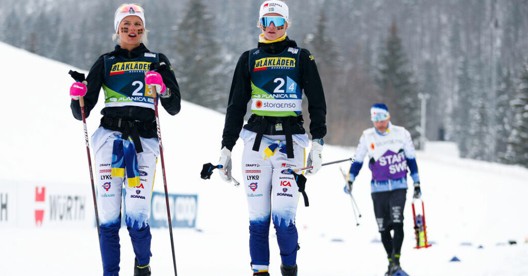 Frida Karlsson och Maja Dahlqvist iklädde sig den svenska landslagsdräkten under VM i Planica tidigare i år, men tränade på egen hand inför säsongen. Nu finns det tecken på att duon, liksom Linn Svahn, ska återvända till landslagets träningsmiljö. Arkivbild. Stjärntrio kan återvända till landslaget